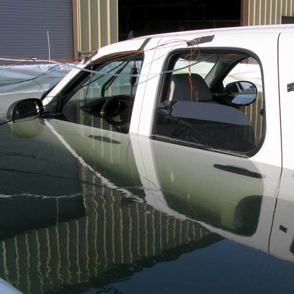 純電車涉水試驗(yàn)?zāi)M室的涉水測(cè)試(圖1)