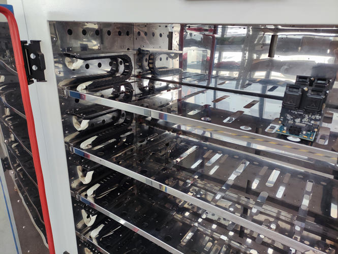 編輯 | 環(huán)儀儀器  一、產(chǎn)品簡介： 常溫BIT測試?yán)匣袷怯糜诠虘B(tài)硬盤（SSD）常溫讀寫測試（BurnInTest，BIT）的試驗設(shè)備，老化柜可以提供固態(tài)硬盤運行所需要的穩(wěn)定溫度，為BIT測試提供保障。   二、滿足標(biāo)準(zhǔn)： YD/T 3824-2021 面向互聯(lián)網(wǎng)應(yīng)用的固態(tài)硬盤測試規(guī)范 JEDEC 218   三、技術(shù)參數(shù)：    四、產(chǎn)品特點： 1、根據(jù)不同的要求提供測試電腦配置。  2、機柜(圖3)