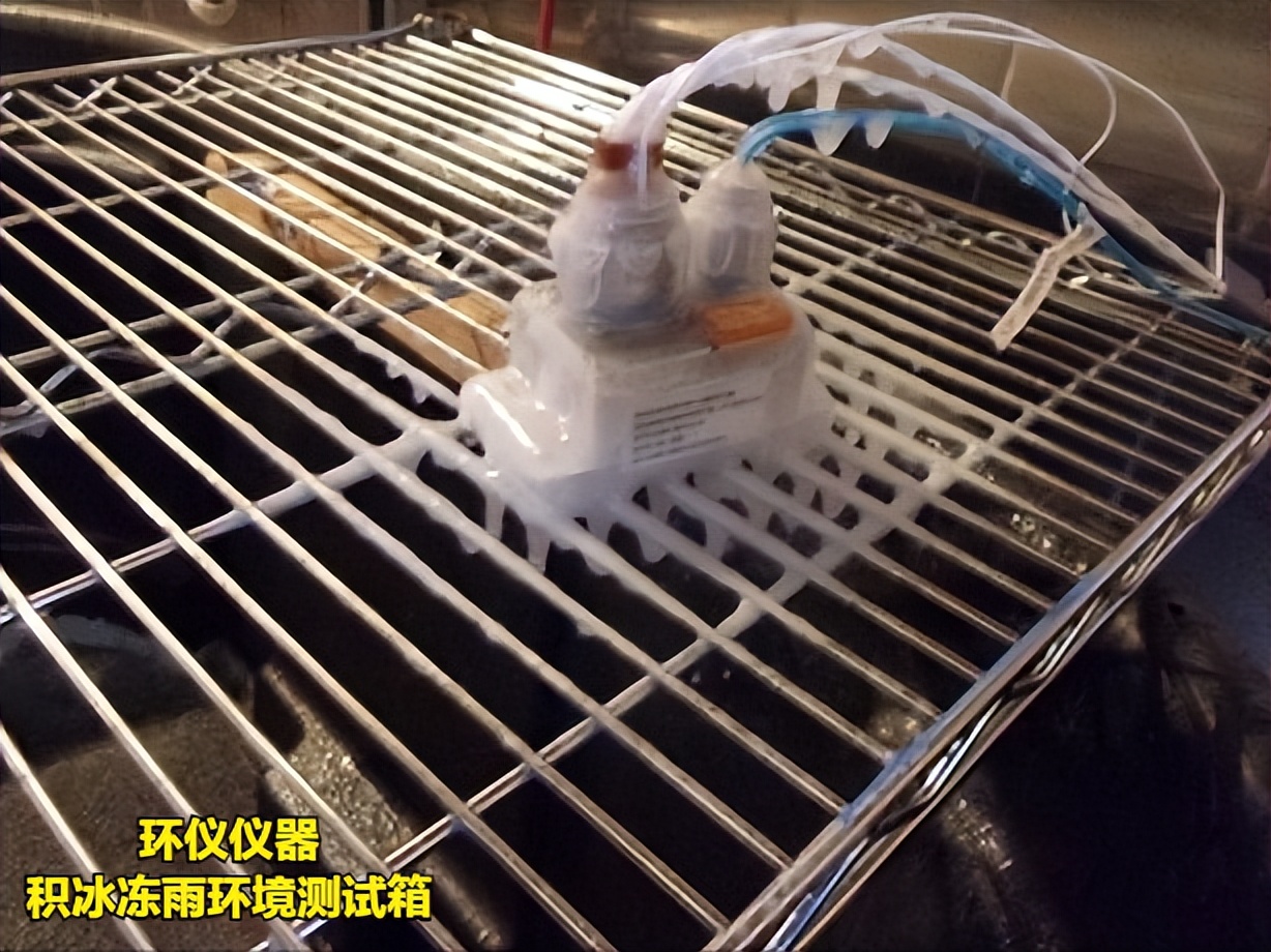 積冰凍雨環(huán)境測試箱如何實現(xiàn)結(jié)冰？(圖3)