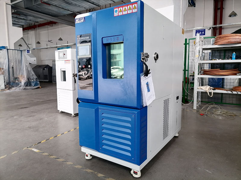 在選擇和使用非公路旅游觀光車前照燈耐高低溫試驗(yàn)箱時，用戶需要考慮以下幾個因素：  設(shè)備精度和可靠性：選擇高精度、高可靠性的試驗(yàn)箱，確保測試結(jié)果的準(zhǔn)確性。 供應(yīng)商服務(wù)：選擇提供優(yōu)質(zhì)售后服務(wù)的供應(yīng)商，以確保設(shè)備的長期穩(wěn)定運(yùn)行。 符合標(biāo)準(zhǔn)：確保所選設(shè)備能夠滿足相關(guān)的國家和國際標(biāo)準(zhǔn)要求。(圖1)